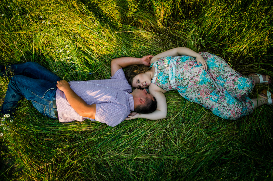 Para leży na trawie