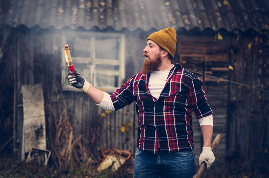 Mężczyzna drwal w kraciastej koszuli