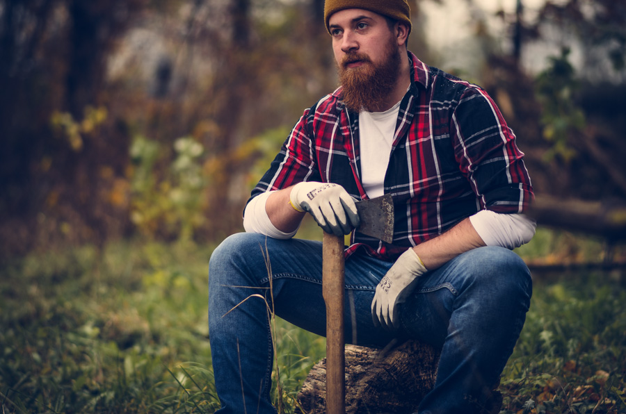 Mężczyzna drwal w kraciastej koszuli