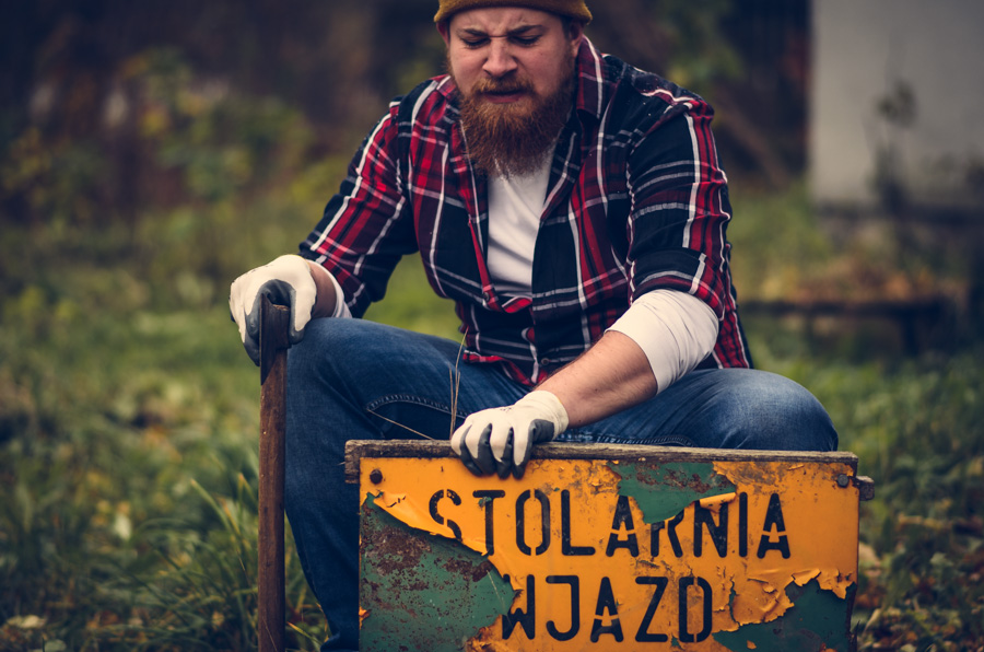 Mężczyzna drwal w kraciastej koszuli