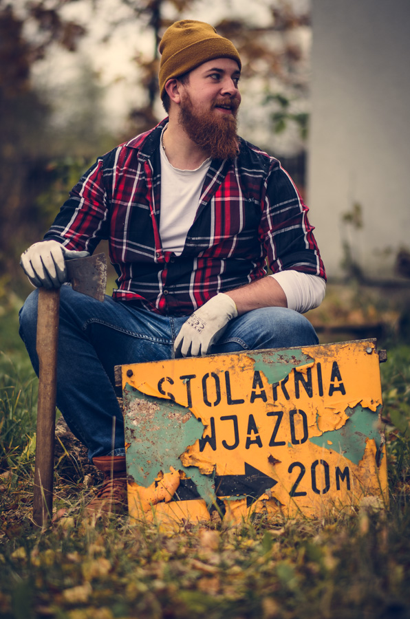 Mężczyzna drwal w kraciastej koszuli