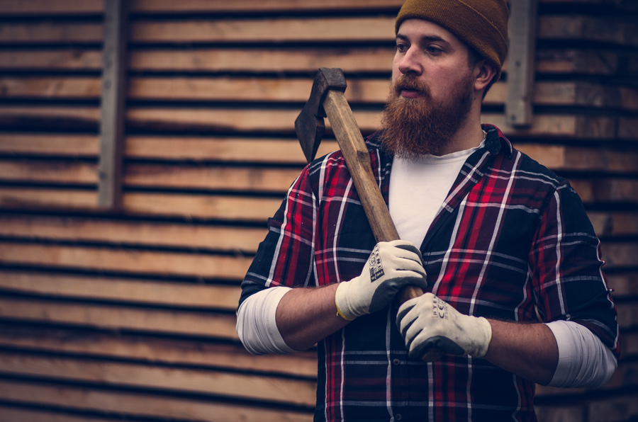 Mężczyzna drwal w kraciastej koszuli