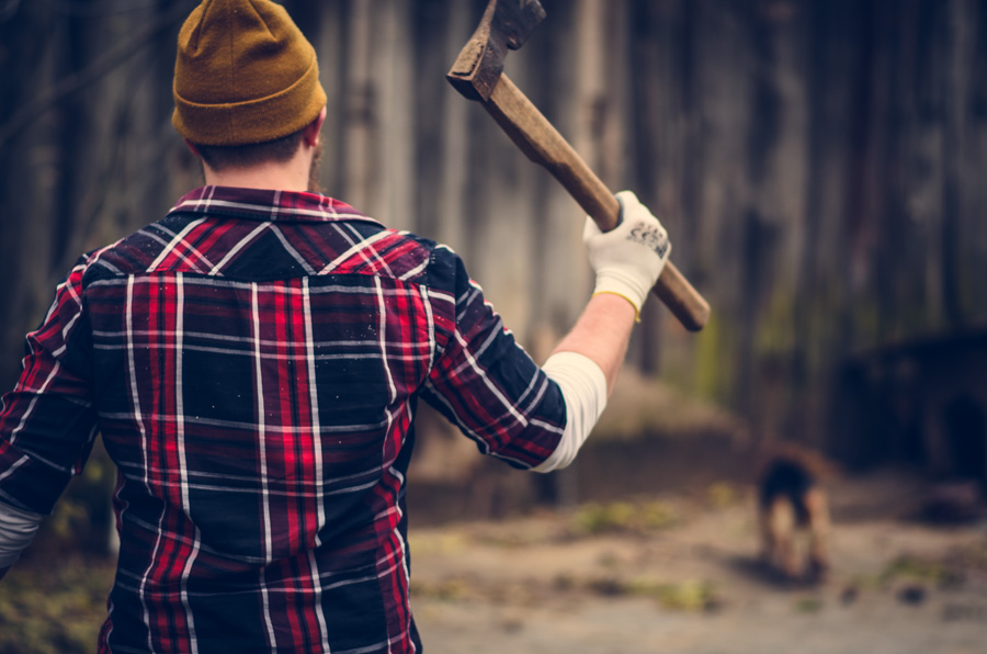 Mężczyzna drwal w kraciastej koszuli