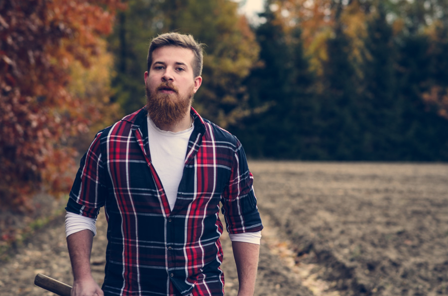 Mężczyzna drwal w kraciastej koszuli