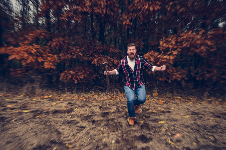 Mężczyzna drwal w kraciastej koszuli