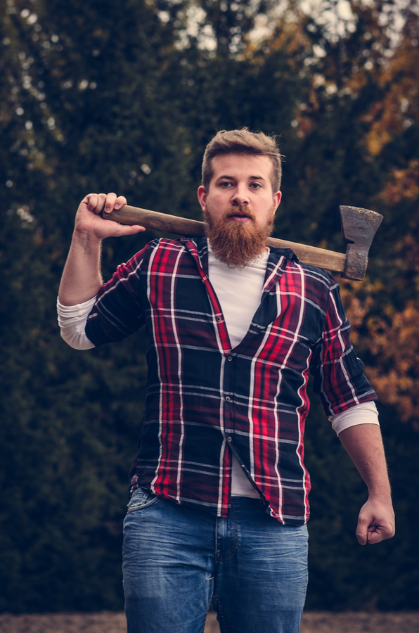 Mężczyzna drwal w kraciastej koszuli