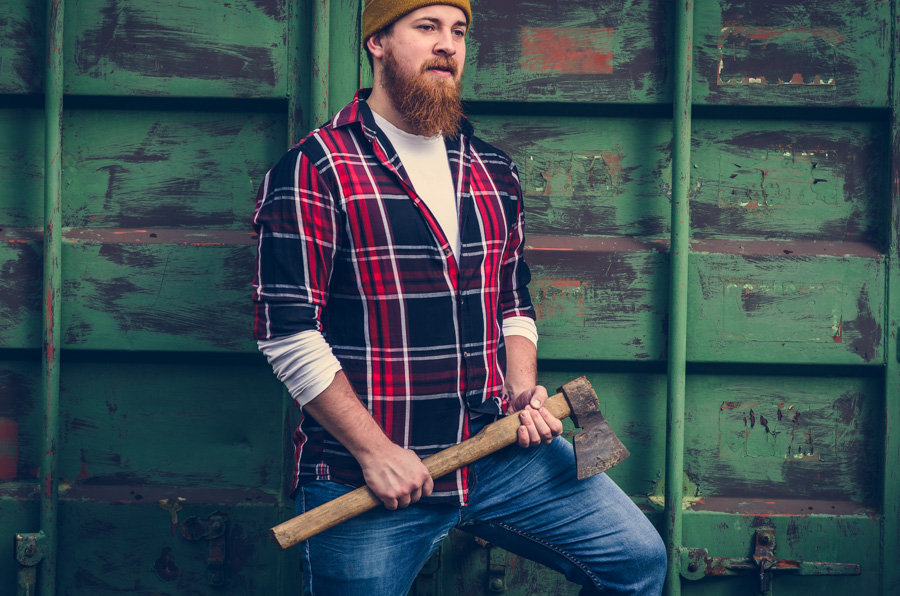 Mężczyzna drwal w kraciastej koszuli