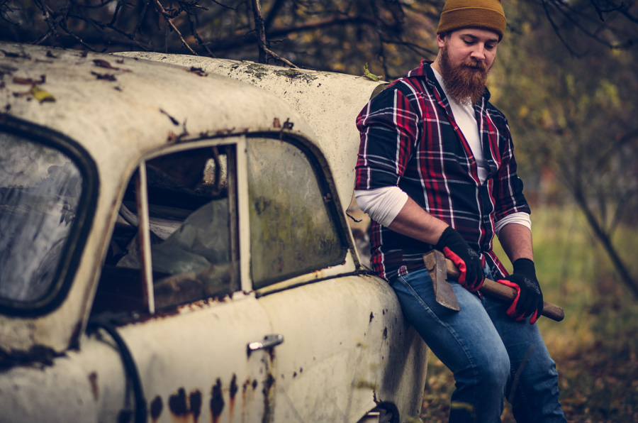 Mężczyzna drwal w kraciastej koszuli