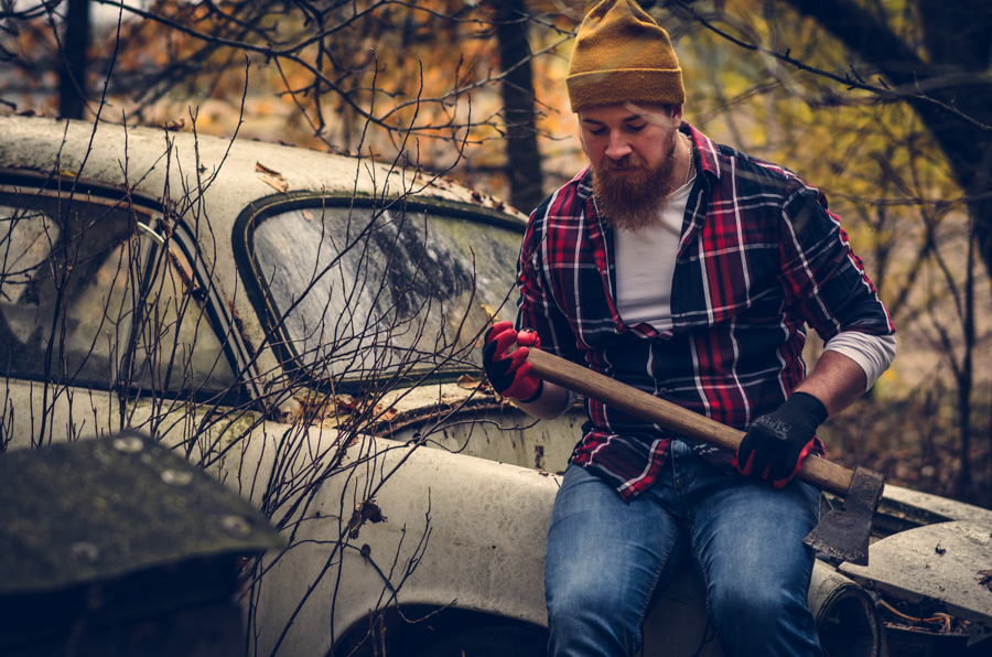 Mężczyzna drwal w kraciastej koszuli