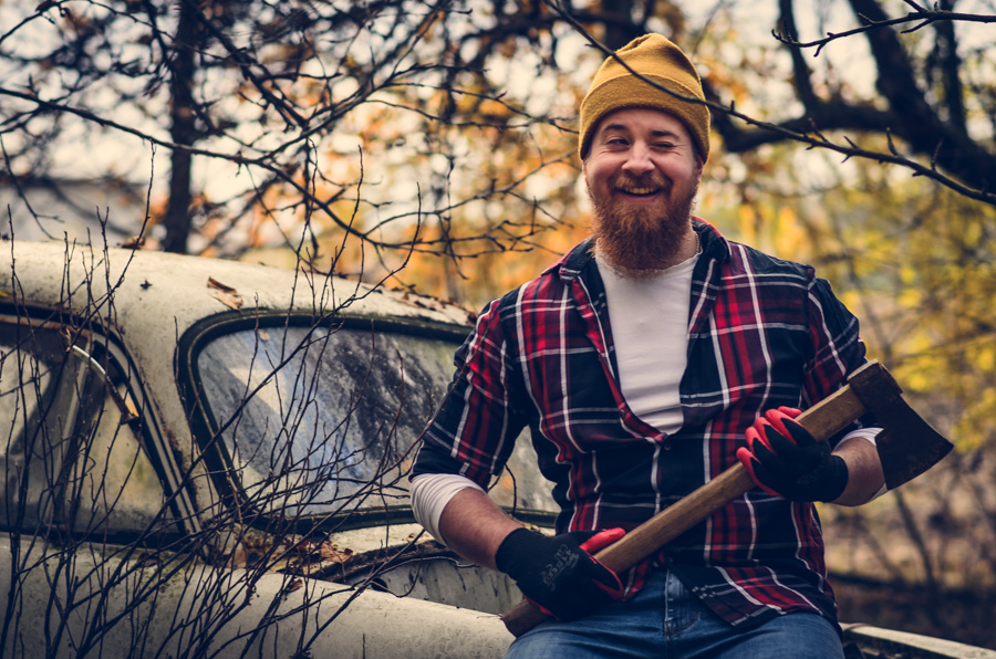 Mężczyzna drwal w kraciastej koszuli