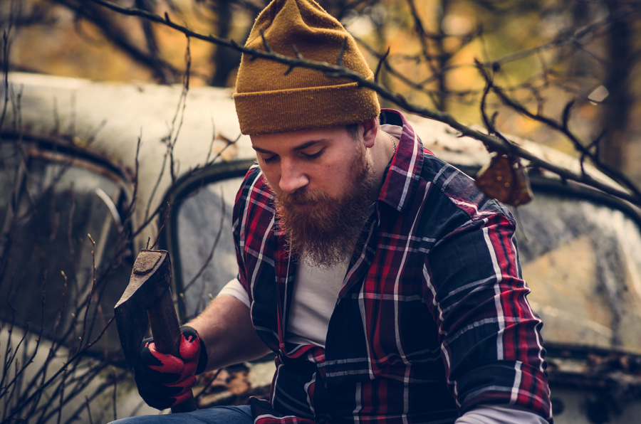 Mężczyzna drwal w kraciastej koszuli