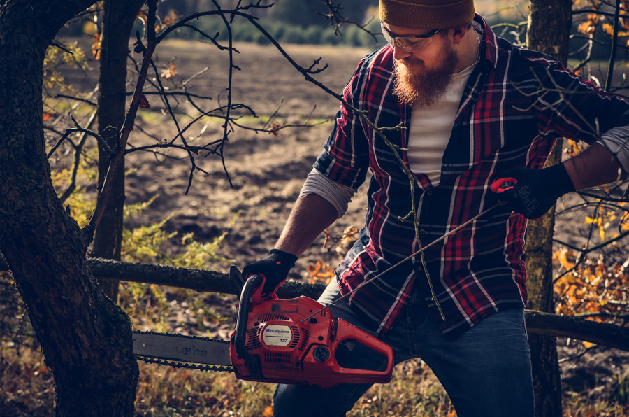 Mężczyzna drwal w kraciastej koszuli