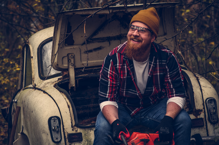 Mężczyzna drwal w kraciastej koszuli