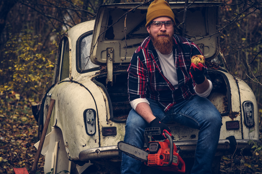 Mężczyzna drwal w kraciastej koszuli