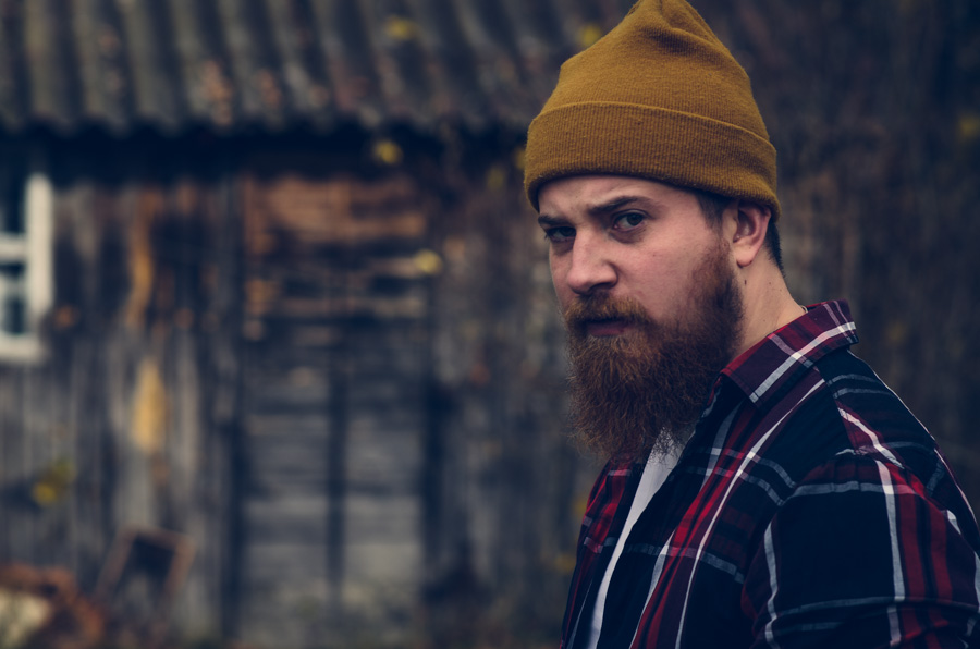 Mężczyzna drwal w kraciastej koszuli