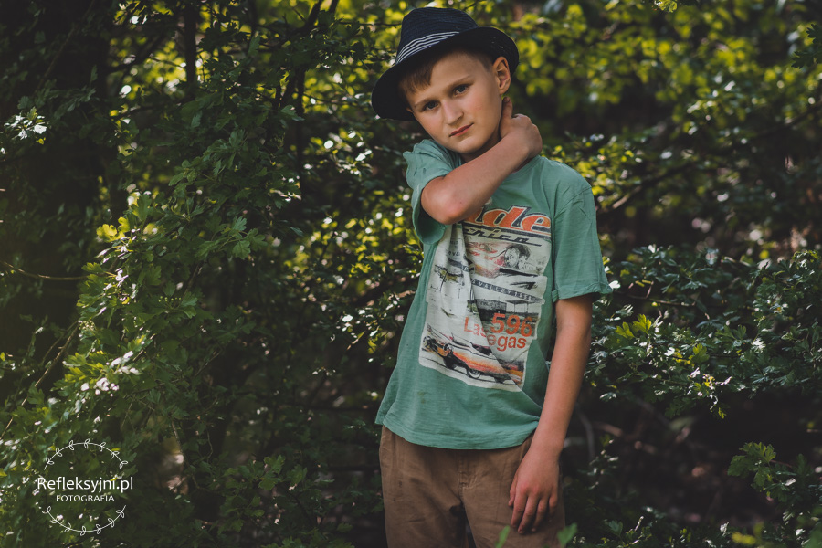 Chłopiec w kapeluszu w lesie