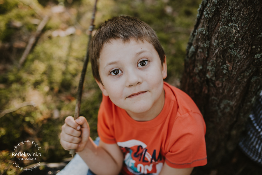 Chłopiec w lesie z patykiem