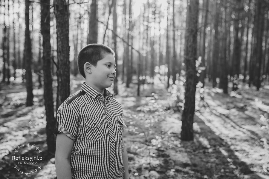 Chłopiec w lesie
