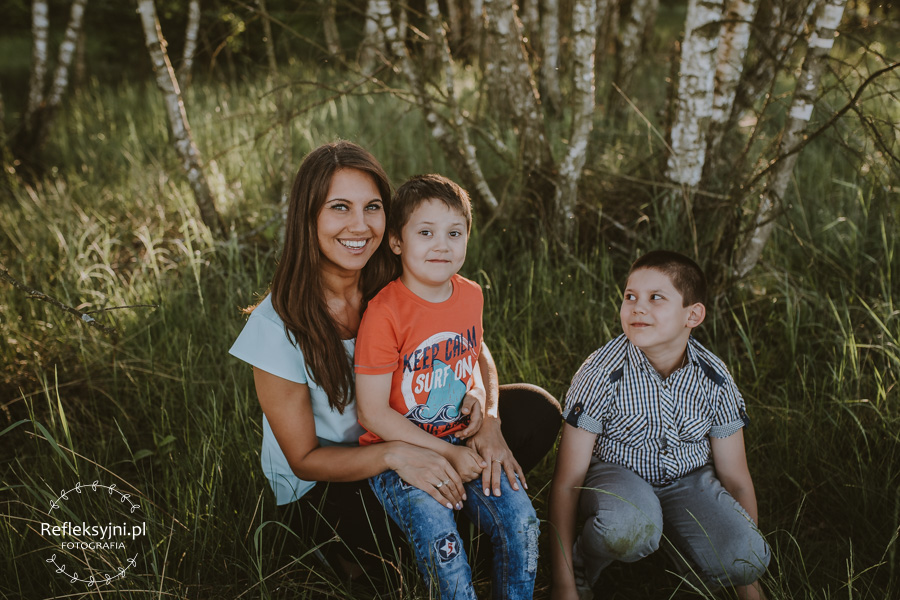 Dwóch chłopców i kobieta na polanie