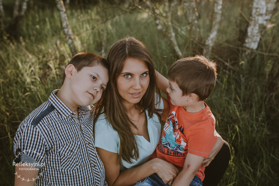 Dwóch chłopców i kobieta na polanie