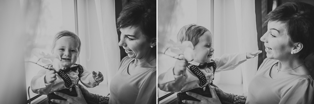 Dziecko bawiące się z kobietą na Chrzcie