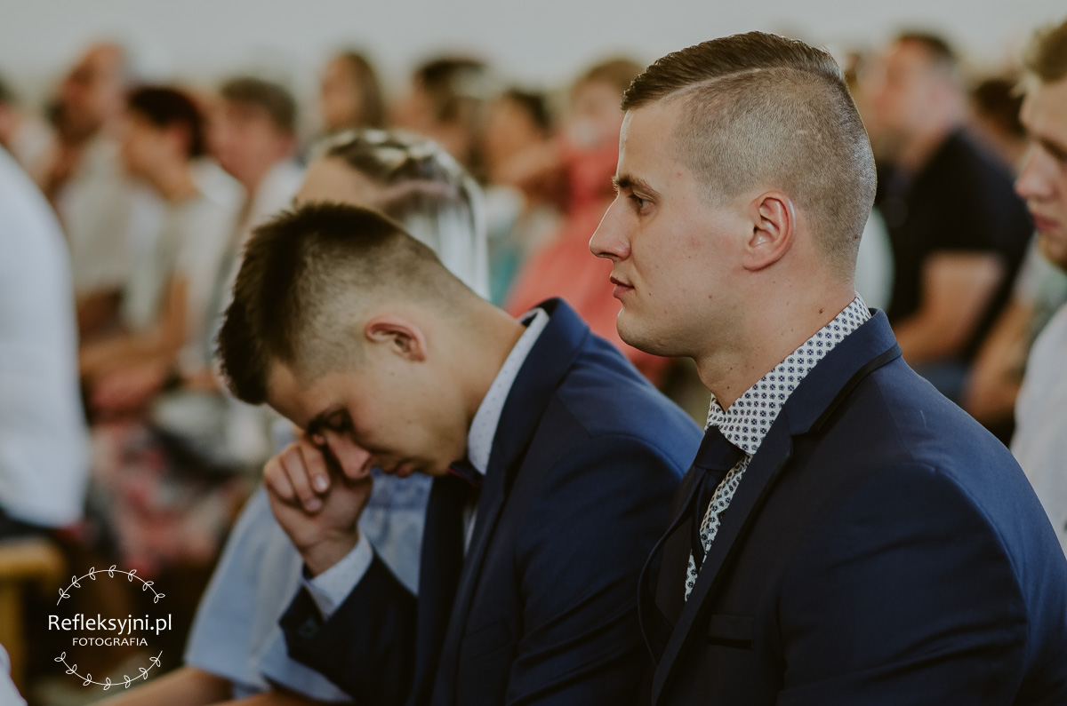 Dwóch mężczyzn w Kościele