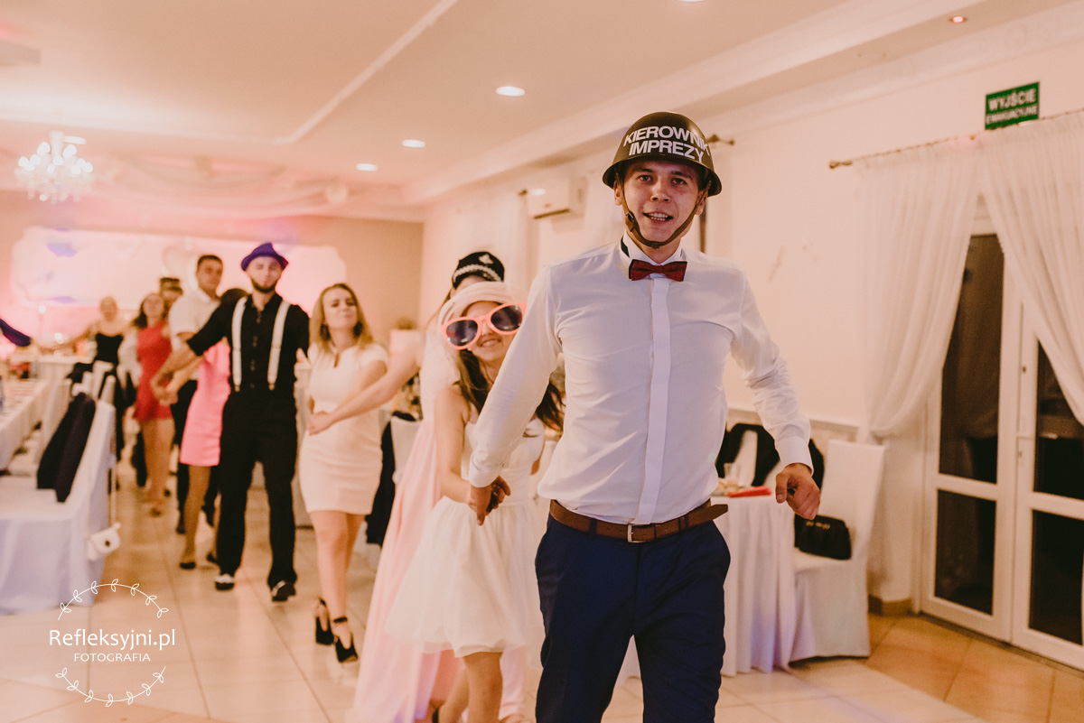 Tańczący goście na weselu