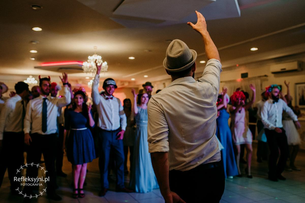 Tańczący goście na weselu