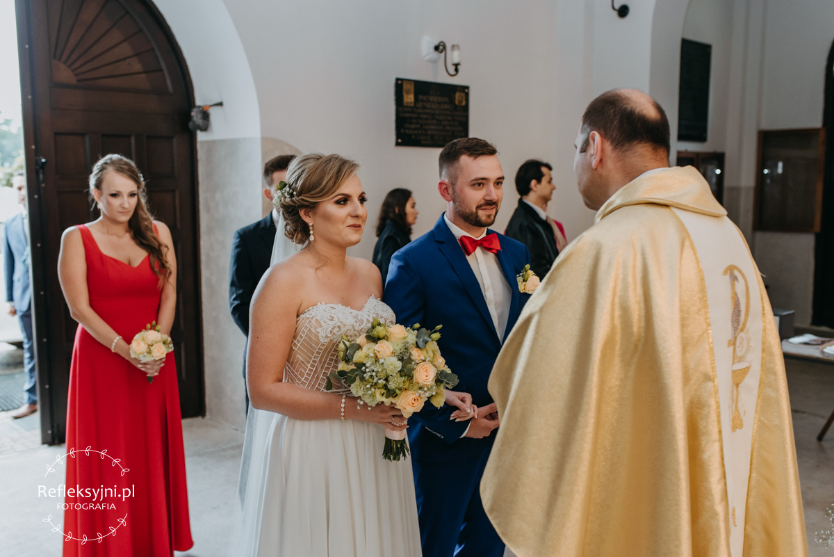 Państwo Młodzi rozmawiaja z Księdzem
