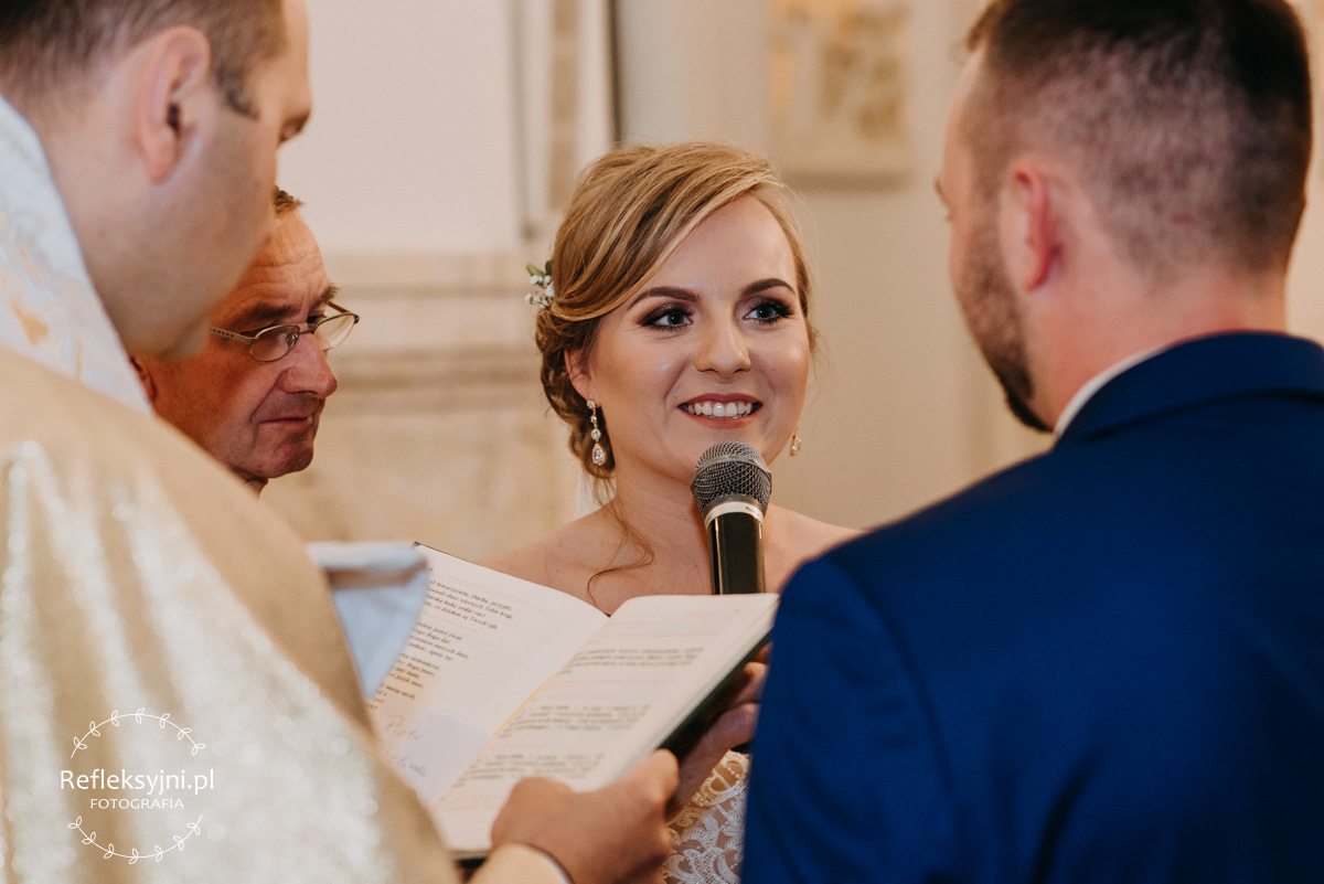 Para Młoda składająca sobie przysięgę ślubną