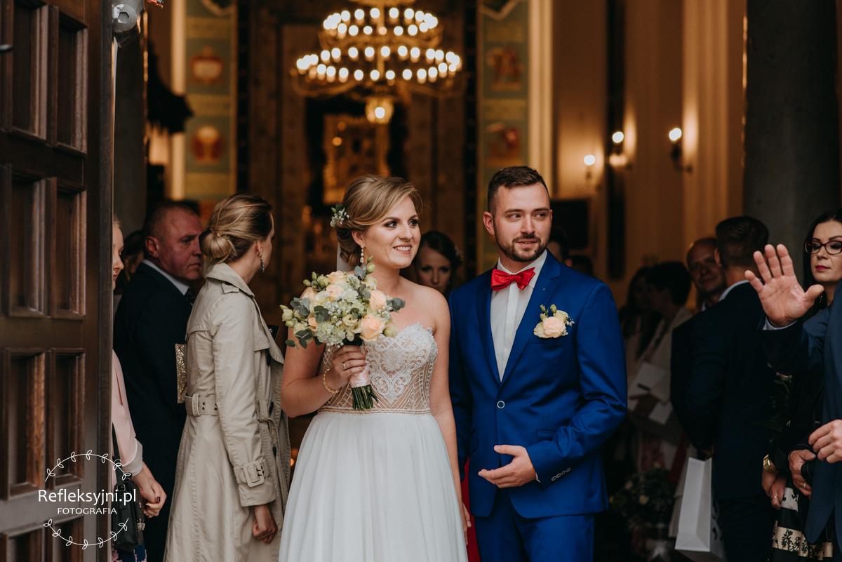 Państwo Młodzi wychodzą z Kościoła