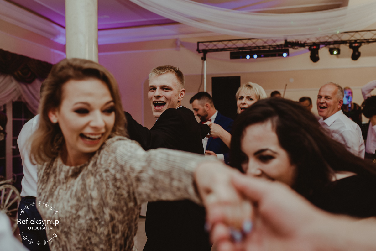 Tańczące osoby na weselu