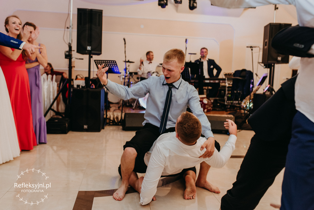 Panowie bawiący się podczas oczepin