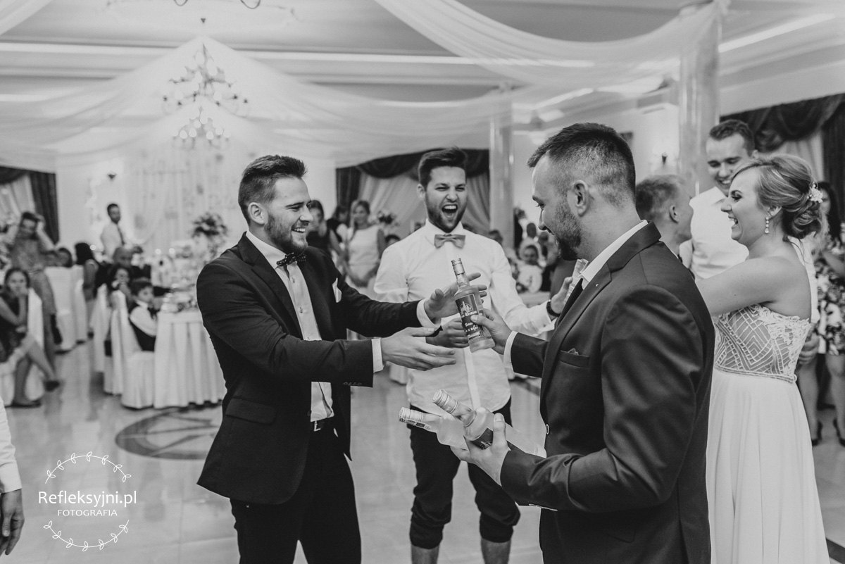 Państwo Młodzi dają prezent gościom