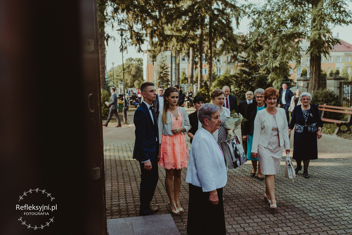 Goście weselni przed Kościołem