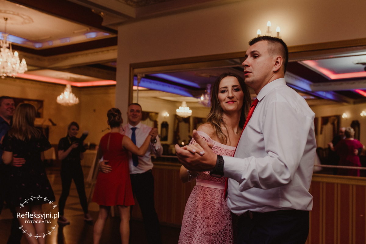 Goście weselni tańczą