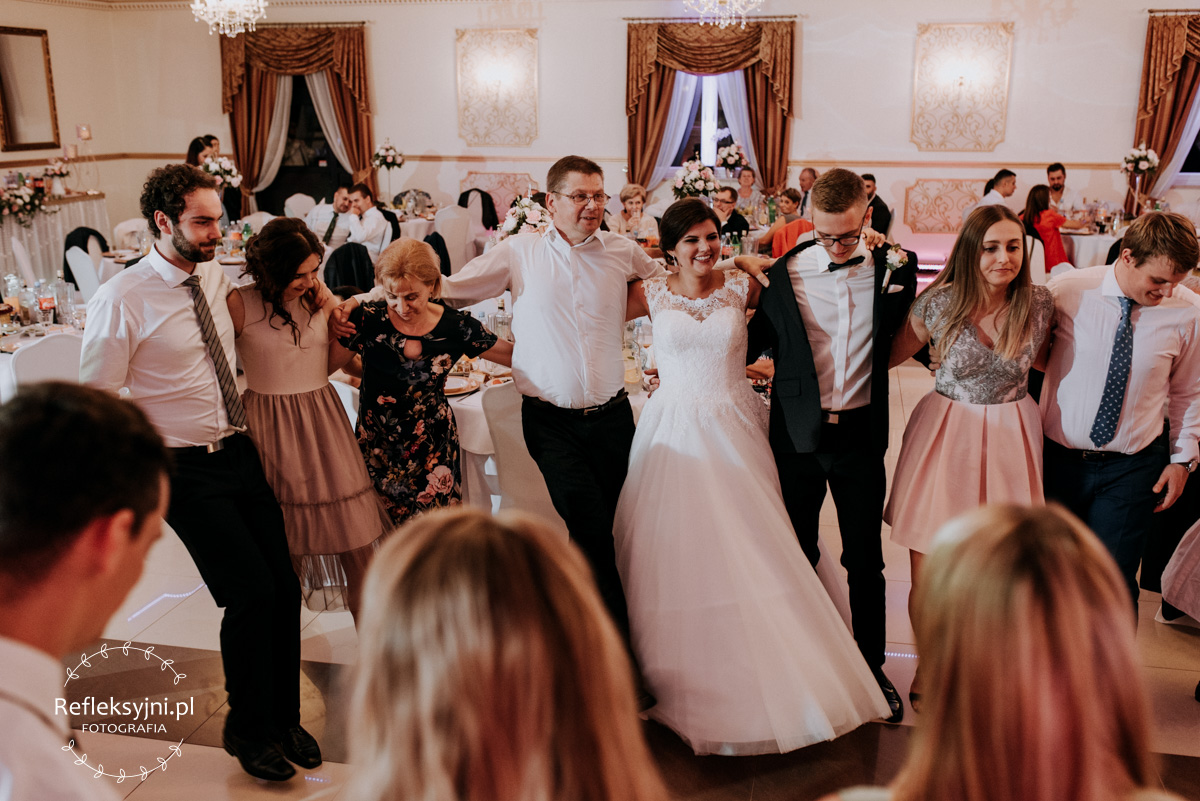 Państwo Młodzi i Goście weselni podczas zabawy weselnej