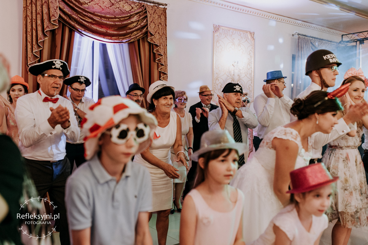 Państwo Młodzi i Goście weselni podczas oczepin ślubnych