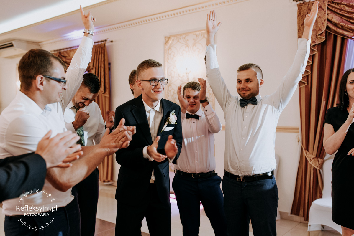Goście weselni podczas oczepin ślubnych