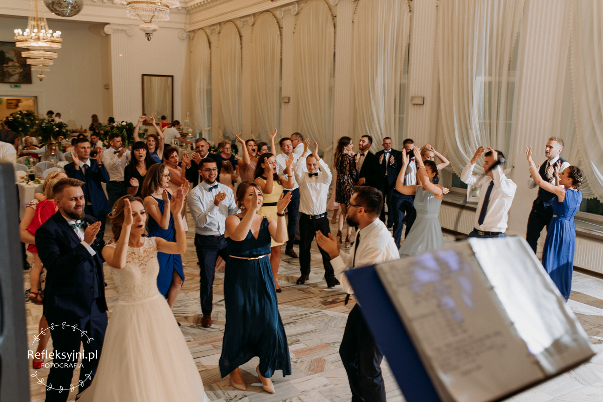 Goście tańczą na weselu