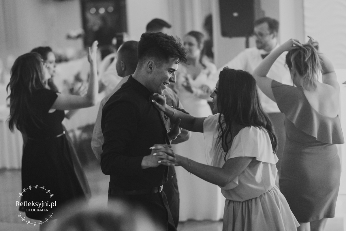 Tańczący goście weselni