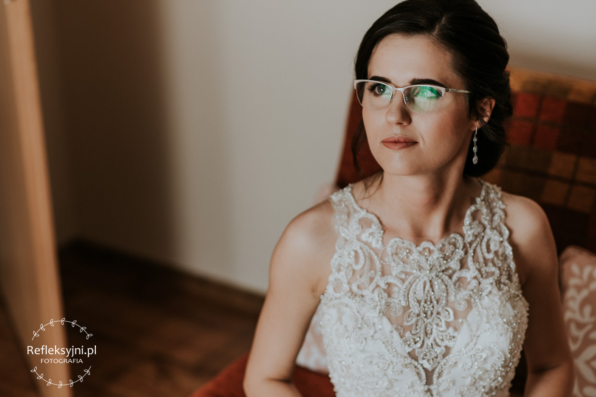 Pani Młoda siedząca na kanapie