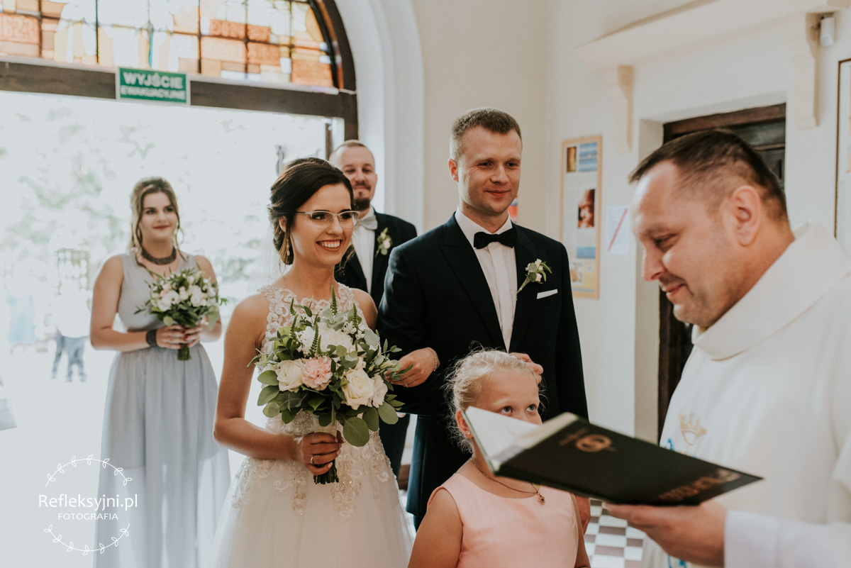 Państwo Młodzi z Księdzem podczas Mszy Świętej