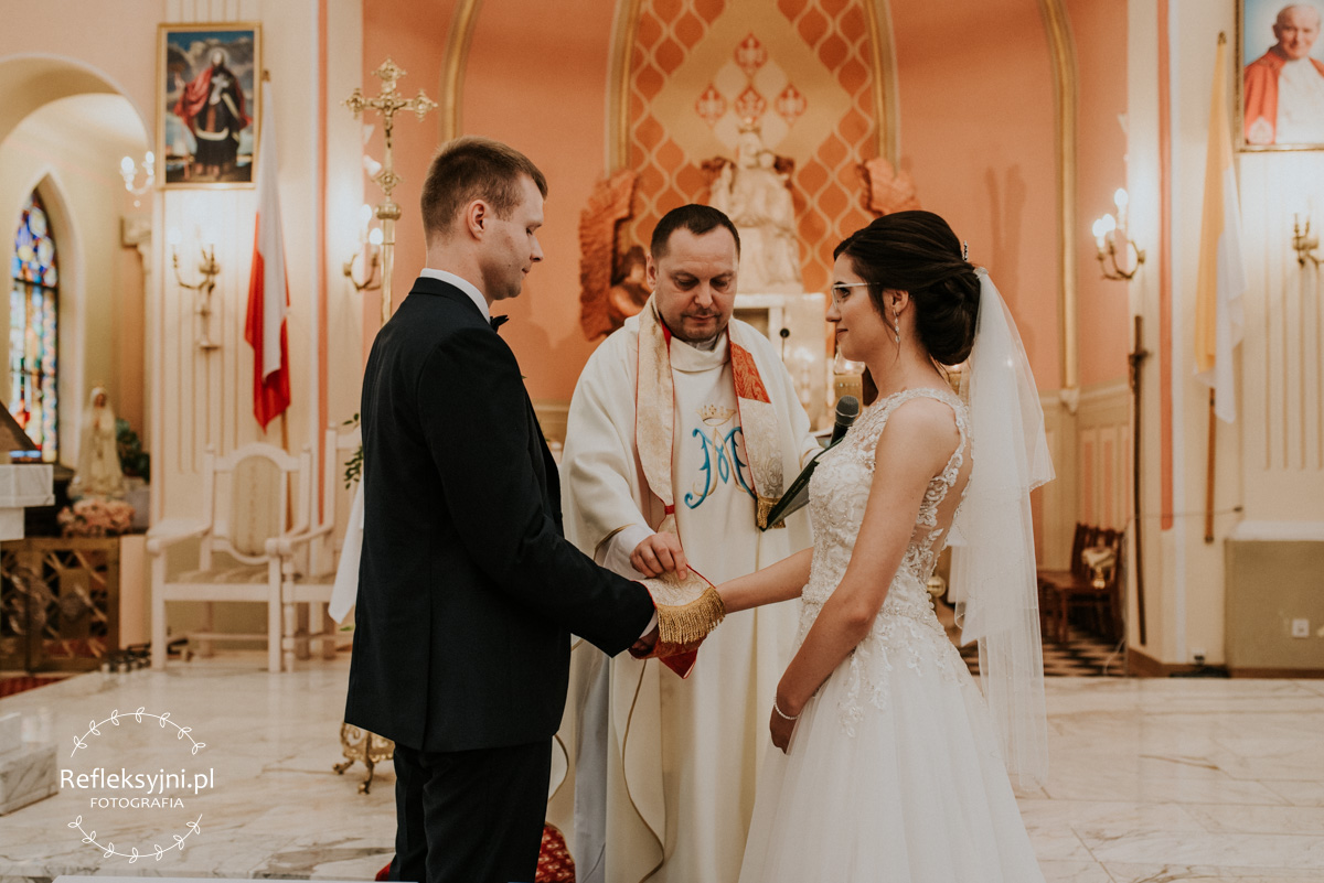 Para Młoda składająca sobie przysięgę ślubną