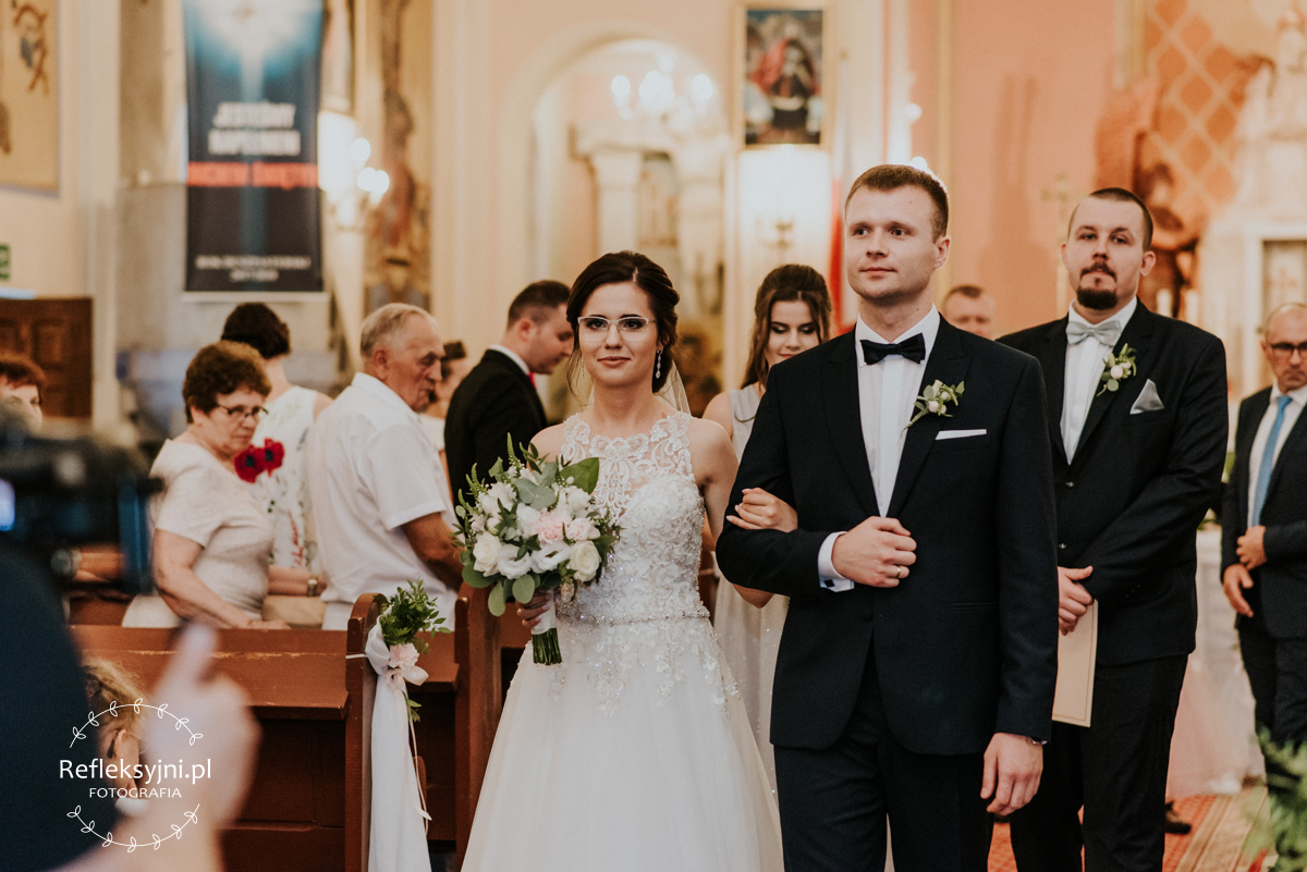 Para młoda podczas wychodzenia z Kościoła