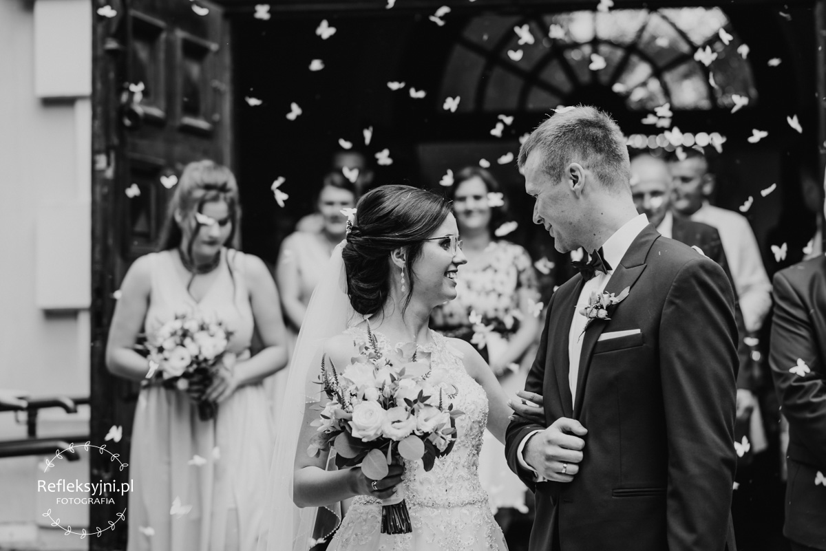 Para młoda podczas wychodzenia z Kościoła i konfetti