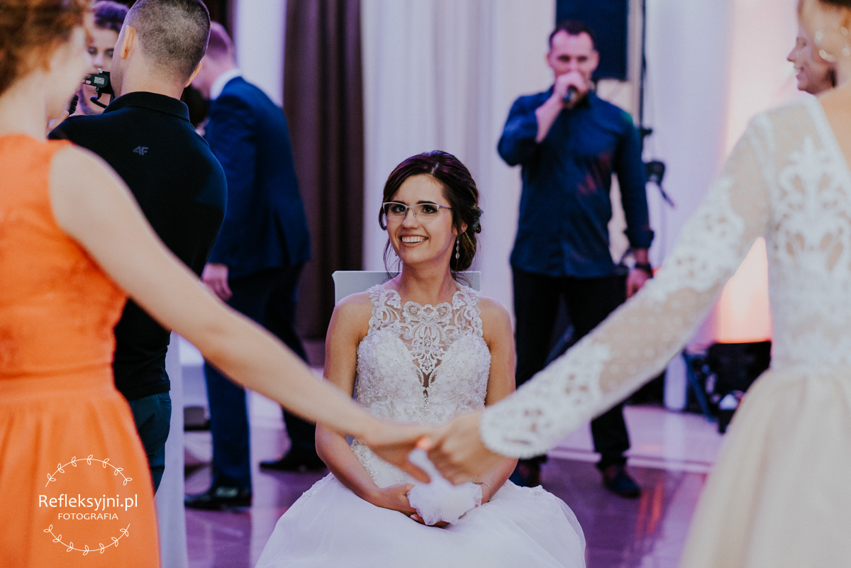 Pani Młoda rzucająca welon ślubny