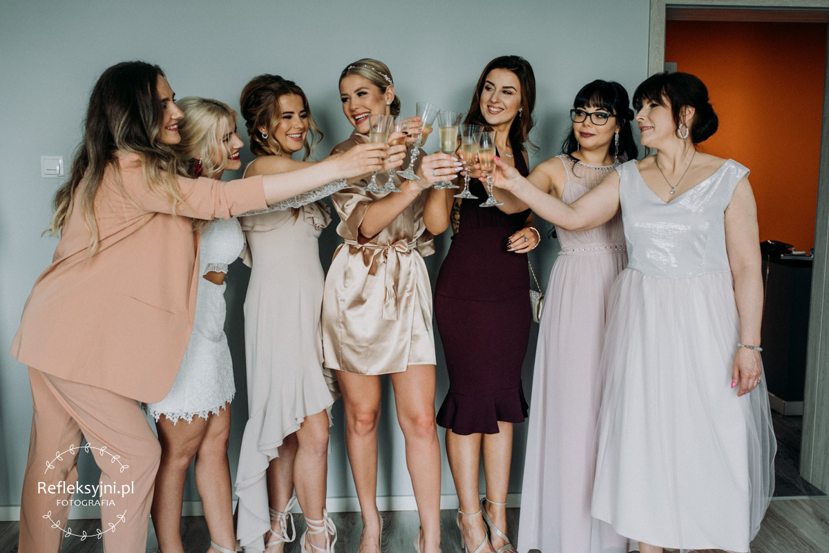 Siedem kobiet w tym Pani Młoda wznoszą toast szampanem