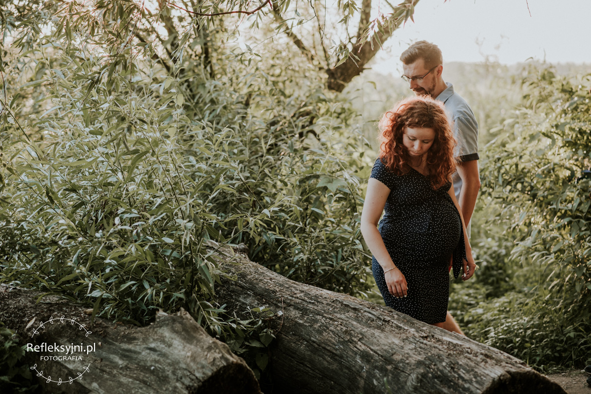 Sesja ciążowa Ruda kobieta i mężczyzna w lesie